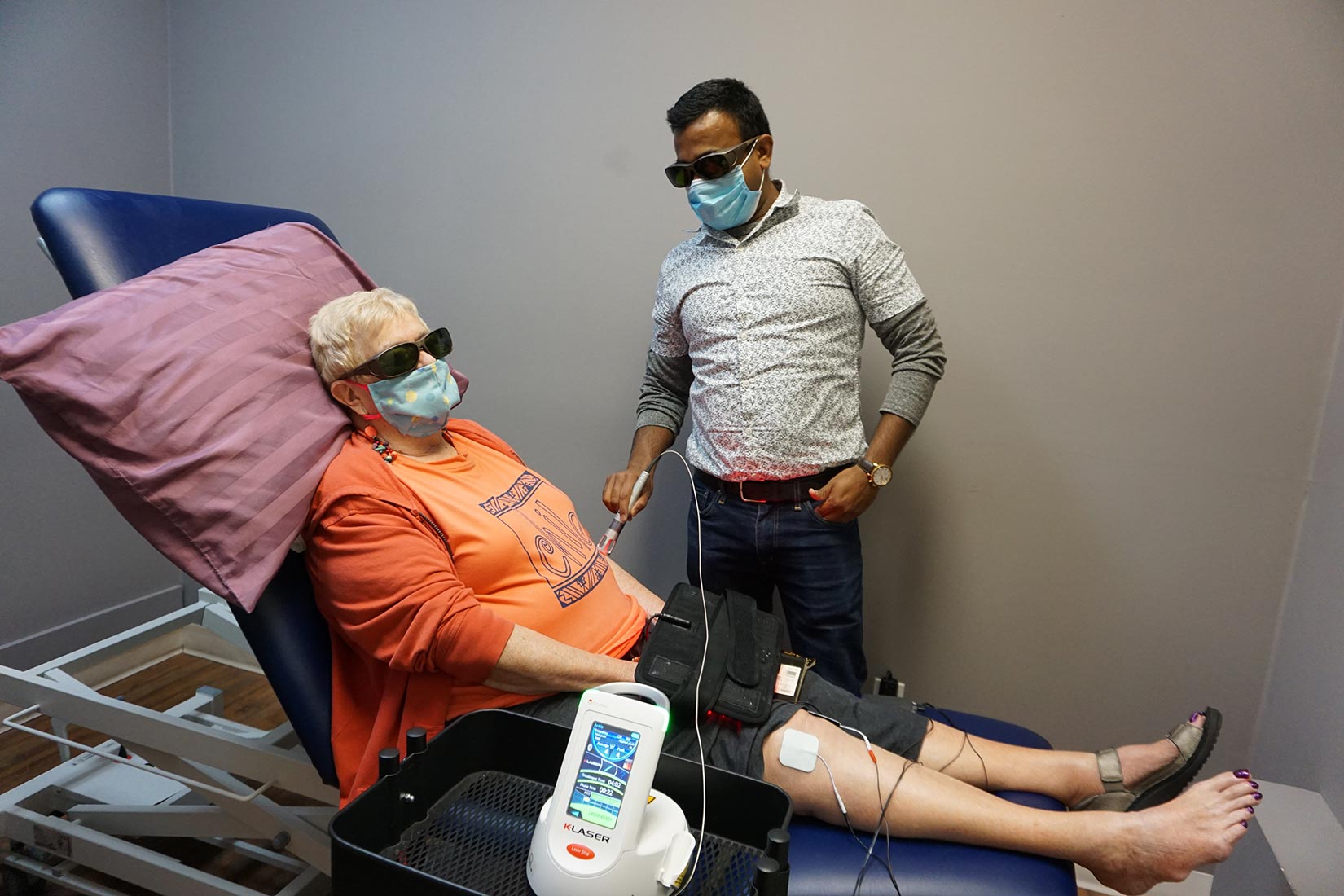 a female that do k laser therapy for her left side at physiotherapy clinic
